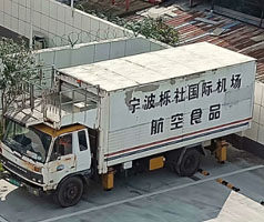 公司售服對機場中央廚房系統冷卻用冷水機進行回訪，發現風險，解決問題